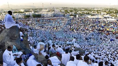 حاج مصري يشعل مواقع التواصل الاجتماعي بسبب كوباية شاي على عرفات| فيديو 