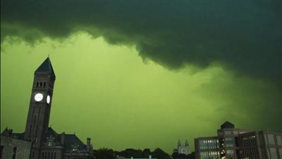 السماء الخضراء.. ظاهرة غريبة ومرعبة تضرب ولاية أمريكية | فيديو