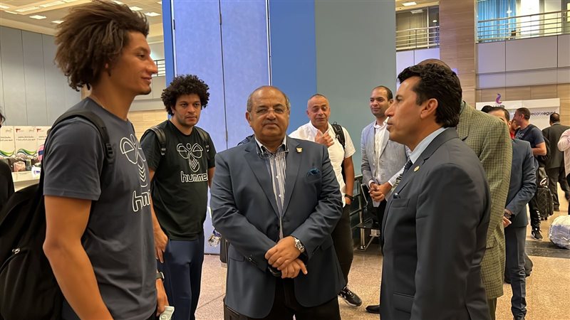 وزير الرياضة مع علي
