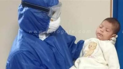 ممرض يخصص جزءا من وقته للعب مع أطفال الحجر الصحي بقها l صور