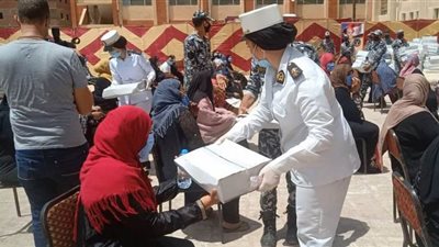 أمن القاهرة يوزع كراتين غذائية على المواطنين بالمجان في المرج | صور