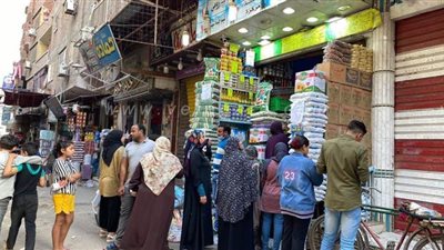 رغم قرار الغلق.. محال الرنجة والفسيخ تفتح أبوابها في شم النسيم بالخصوص|صور