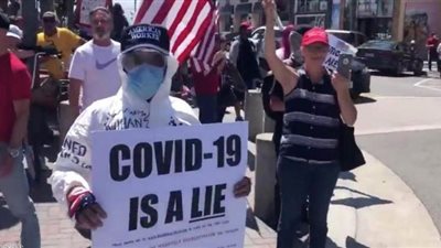 طرائف كورونا.. أمريكي يرتدي بدلة واقية ويطالب بإلغاء الحظر