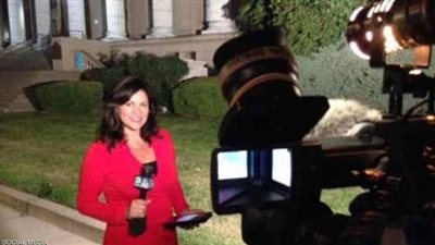 مذيعة أمريكية تتعرض لموقف محرج بسبب العمل من المنزل