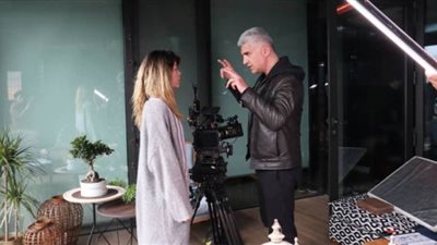 أوزجان دينيز يصور فيلما جديدا بالمنزل.. والأبطال ابنه وطليقته | صور