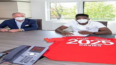 بالكمامة.. بايرن ميونيخ يعلن تجديد عقد نجمه الواعد