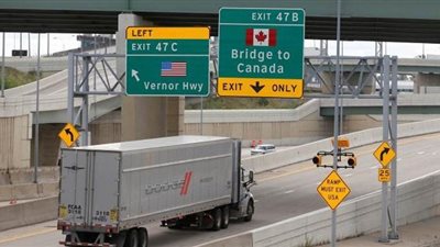 غلق الحدود بين أمريكا والمكسيك وكندا شهرا إضافيا