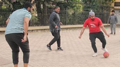 احتفال الأهالي بشم النسيم خلف أسوار حديقة الميرلاند بعد غلقها |صور