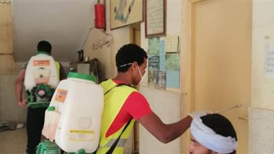 تطهير ٩٣٩ منشأة و١٠٨ شوارع و٦ مواقف أجرة وموقعين للعمل بـ ٧ مدن في قنا | صور