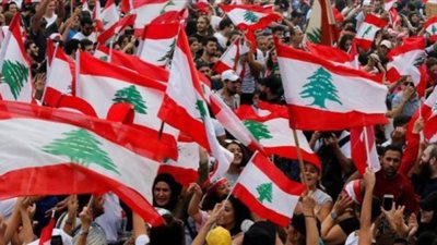 اللبنانيون يتظاهرون بسياراتهم مع مراعاة التباعد الاجتماعي | فيديو وصور