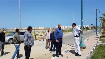 رئيس جهاز دمياط الجديدة يتفقد غلق المنافذ المؤدية لمنطقة الشاطئ والحديقة المركزية