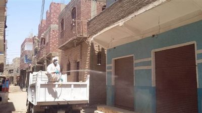 فرق مكافحة فيروس كورونا تطهر شوارع الوقف في قنا | صور