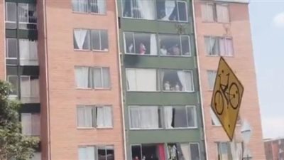 شرطة كولومبيا تنفذ رقصة الزومبا الشهيرة تحت الشمس الحارقة لإسعاد المواطنين | فيديو