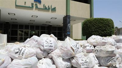 تسليم مواد غذائية لتوزيعها على الأسر المتضررة من كورونا في قنا | صور