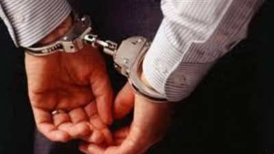 ضبط صاحب مصنع لقيامه بتصنيع القفازات الطبية والكمامات بدون تصريح بحلوان