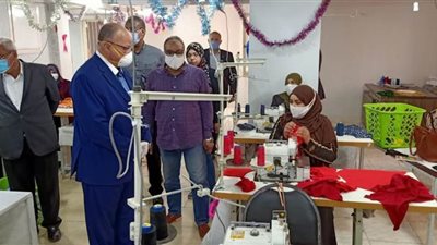 محافظ القاهرة يتفقد ورشة لتصنيع الملابس بالأسمرات