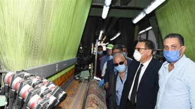 محافظ الشرقية لعمال العاشر من رمضان: الدولة حريصة على صحتكم | صور