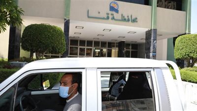 محافظ قنا: توفير سيارة لنقل مريضة غسيل كلوي من مستشفى الحميات لمنزلها