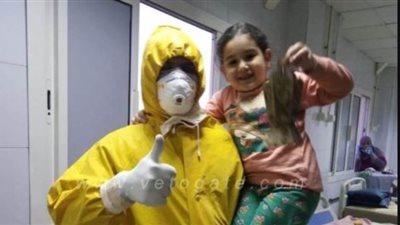 أطفال متعافون من كورونا يغادرون مستشفى عزل تمي الأمديد بالفوانيس | صور