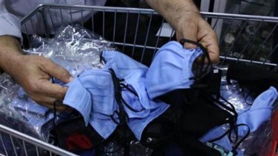 التحفظ على صاحب مصنع لتصنيع القفازات الطبية والكمامات بدون تصريح في حلوان