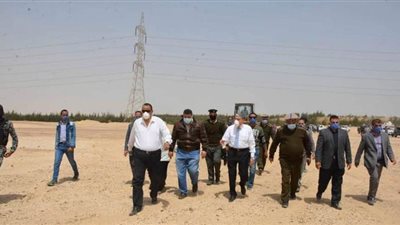 محافظ المنيا يتابع توريد 2548 طنا من القمح للصوامع والشون