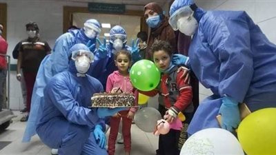 مستشفى عزل كفر الزيات يحتفل بعيد ميلاد طفلين مصابين بفيروس كورونا | صور