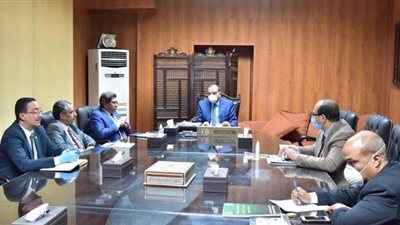 رئيس جامعة بني سويف يستقبل وفدا رفيع المستوى بمجلس الوزراء