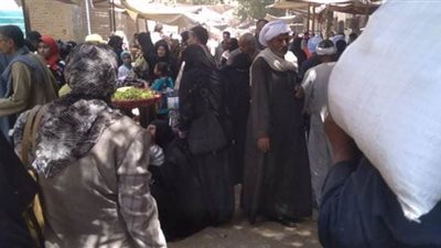 تزاحم المواطنين في سوق فرشوط بقنا رغم تحذيرات كورونا | صور