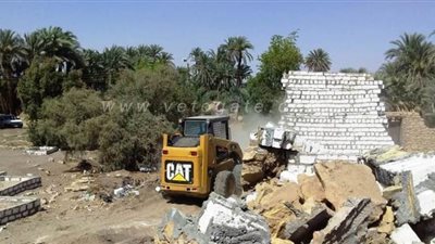 إزالة ٤٣ حالة تعد على أملاك الدولة بمساحة ١٥ ألف متر في أسوان