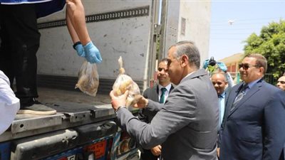 محافظ سوهاج يتسلم 4 آلاف كرتونة مواد غذائية لتوزيعها على العمالة غير المنتظمة