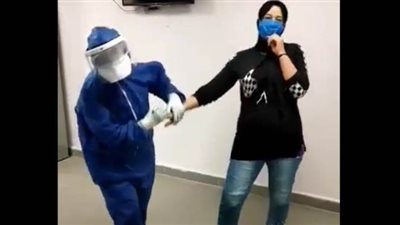 متعافية من كورونا تودع الحجر الصحي بقها بأغنية 