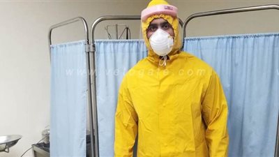 طبيب قبطي بالحجر الصحي بأسوان يروي كواليس إبداعه في أداء ابتهال 