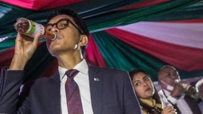 رئيس مدغشقر يعلن التوصل لعلاج عشبي يشفي من كورونا.. ويجربه بنفسه