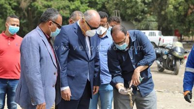 بالكمامة.. محافظ قنا يتفقد مصنع تدوير المخلفات بالصالحية | صور