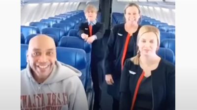 الرقص مع المضيفات.. طريقة للتغلب على الوحدة في الطائرة.. فيديو