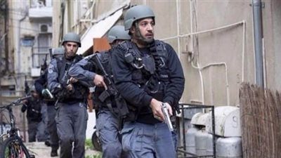 الشرطة الإسرائيلية تقتحم مسجدا وتغرم مصلين انتهكوا إجراءات الحجر الصحي