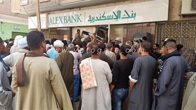 زحام شديد على البنوك في مركز أبوتشت بقنا| صور