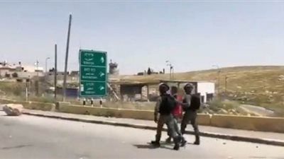 قوات الاحتلال الإسرائيلي تعتقل الشباب الفلسطينيين في القدس | فيديو