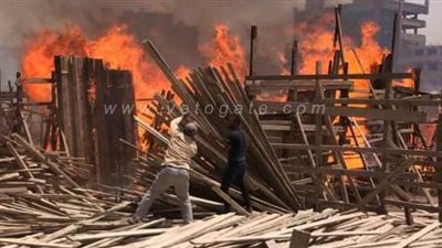 إخماد حريق هائل بمخزن أخشاب فى المرج | صور