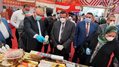 محافظ البحيرة يفتتح معرض السلع الغذائية استعداداً لشهر رمضان | صور