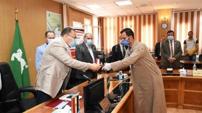 محافظ الشرقية يسلم 50 منزلا للمستحقين بقريتى الطويلة والملاحات الخطارة