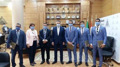 جامعة بنها تكرم الطلاب فريق عمل تصميم وتنفيذ أول بوابة للتعقيم الإلكتروني