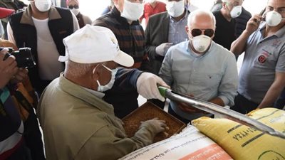 محافـظ بورسعيد يتفقد العمل بالمطاحن تزامنا مع موسم توريد القمح | صور