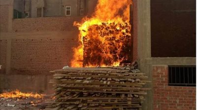 انتداب المعمل الجنائي لمعاينة حريق مخزن أخشاب فى المرج