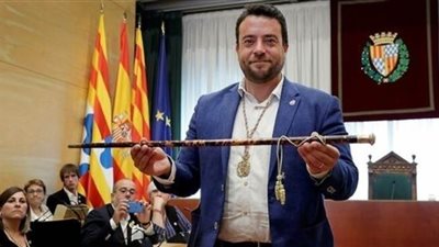 استقالة عمدة إسباني عض شرطيا وخالف حظر التجوال