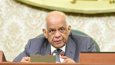 عبدالعال للنواب: التزموا المنزل ولا تأتوا البرلمان حال إصابتكم بارتفاع في الحرارة