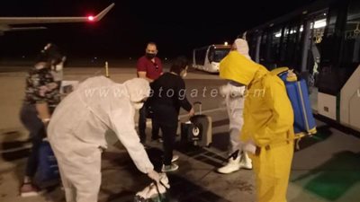 وصول 299 مصرياً قادما من الرياض إلى فندق الحجر الصحي بمرسى علم | صور