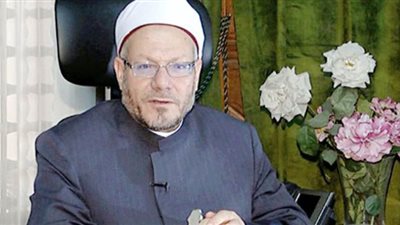 المفتي: لا يجوز الصلاة خلف إمام الحرم المكي في التليفزيون