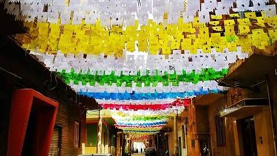 أهالي قنا يتحدون فيروس كورونا بزينة وفوانيس رمضان | صور