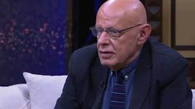 أحد جيران زكي فطين عبد الوهاب ينقذ حياته بعد تعرضه لأزمة صحية بمنزله